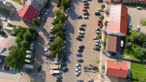 calles concurridas de la ciudad de sveksna con mercado local en un día soleado, vista aérea de arriba hacia abajo