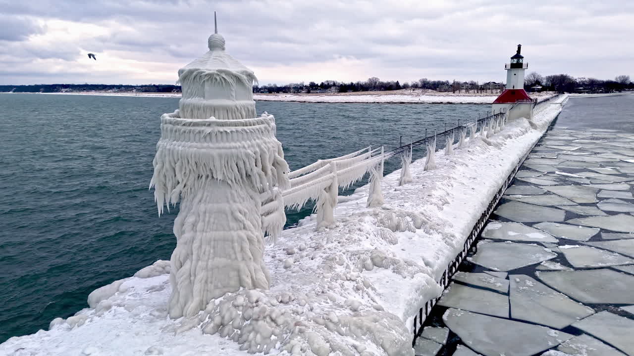 얼음으로 인 스테이트 앞의 공중 사진