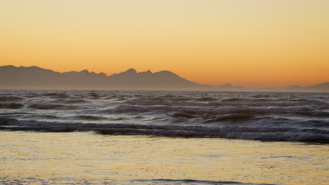 Secuencia-En-Cámara-Lenta-Del-Amanecer-Sobre-La-Playa-En-Sudáfrica