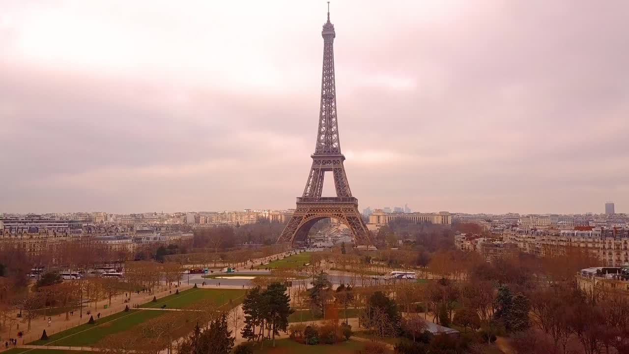 에펠탑이 드러나고 올라가다