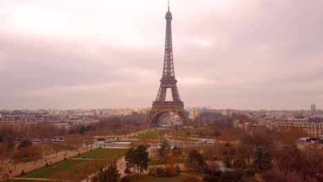 torre eifel revelando y subiendo