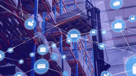 red de iconos digitales contra la máquina de carretilla elevadora que mueve paquetes en el almacén
