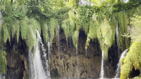 una vista de cerca de las cascadas en el parque nacional de los lagos de plitvice, croacia