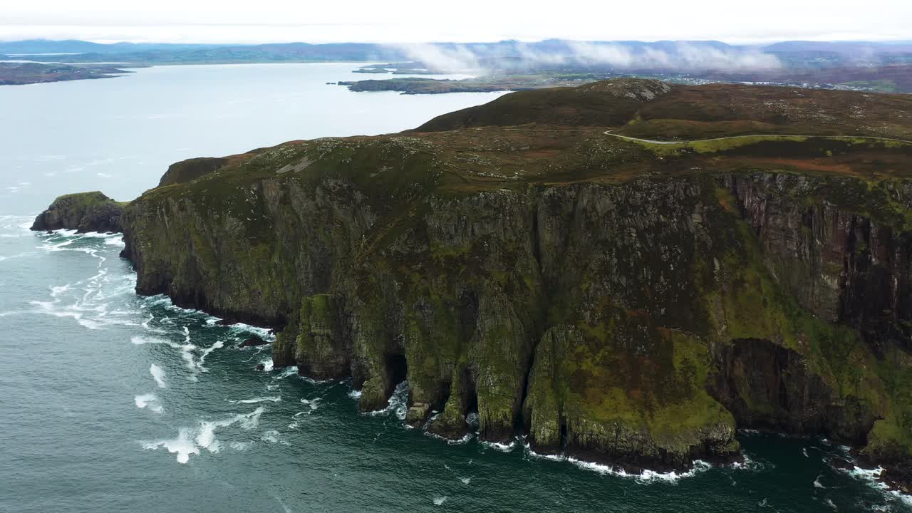 pintoresca vista aérea de la costa de la península de horn head en irlanda - antena