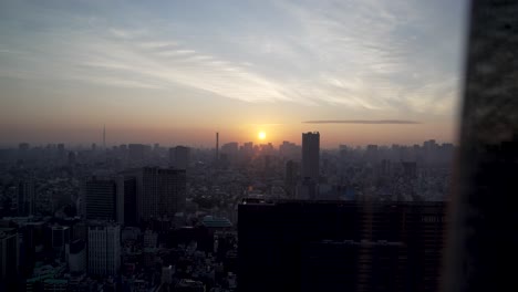 contemplativa hora dorada naranja puesta de sol sobre el horizonte de la ciudad de tokio