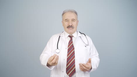 el médico mira a la cámara y da consejos.