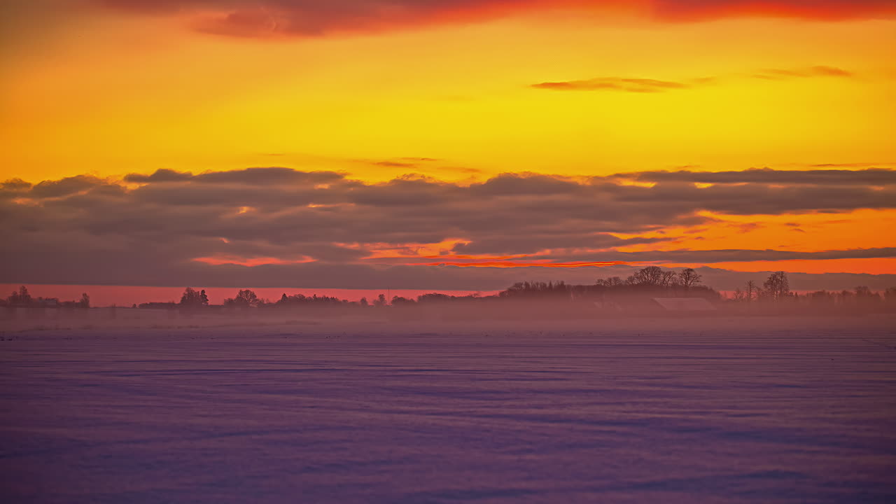 타임 스 아침 안개와 구름이 눈 인 겨울에 움직이는 라트비아의 시골 리가