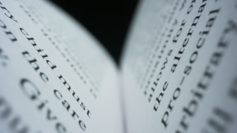 libro abierto con páginas blancas contra un fondo negro. libro cerrado de primer plano
