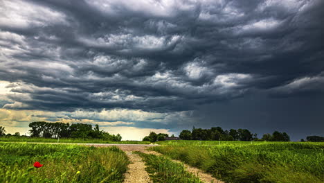 Dunkle-Wolken-Bilden-Sich-Am-Himmel-über-Grünen-Feldern