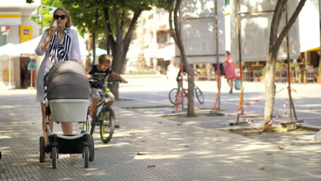 Mujer-Bebiendo-Yogur-Durante-El-Paseo-Con-El-Bebé.