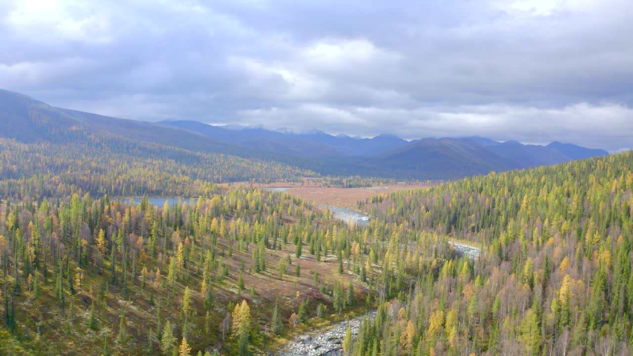 가을의 산 계곡 풍경