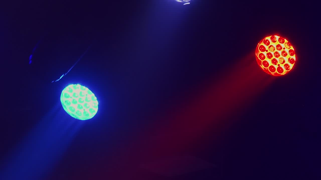 las luces del escenario se mueven en concierto.