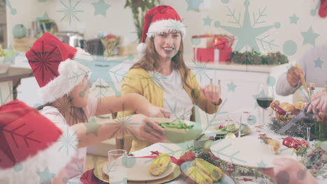 animación de nieve cayendo sobre una familia caucásica sonriente con sombreros de santa cenando