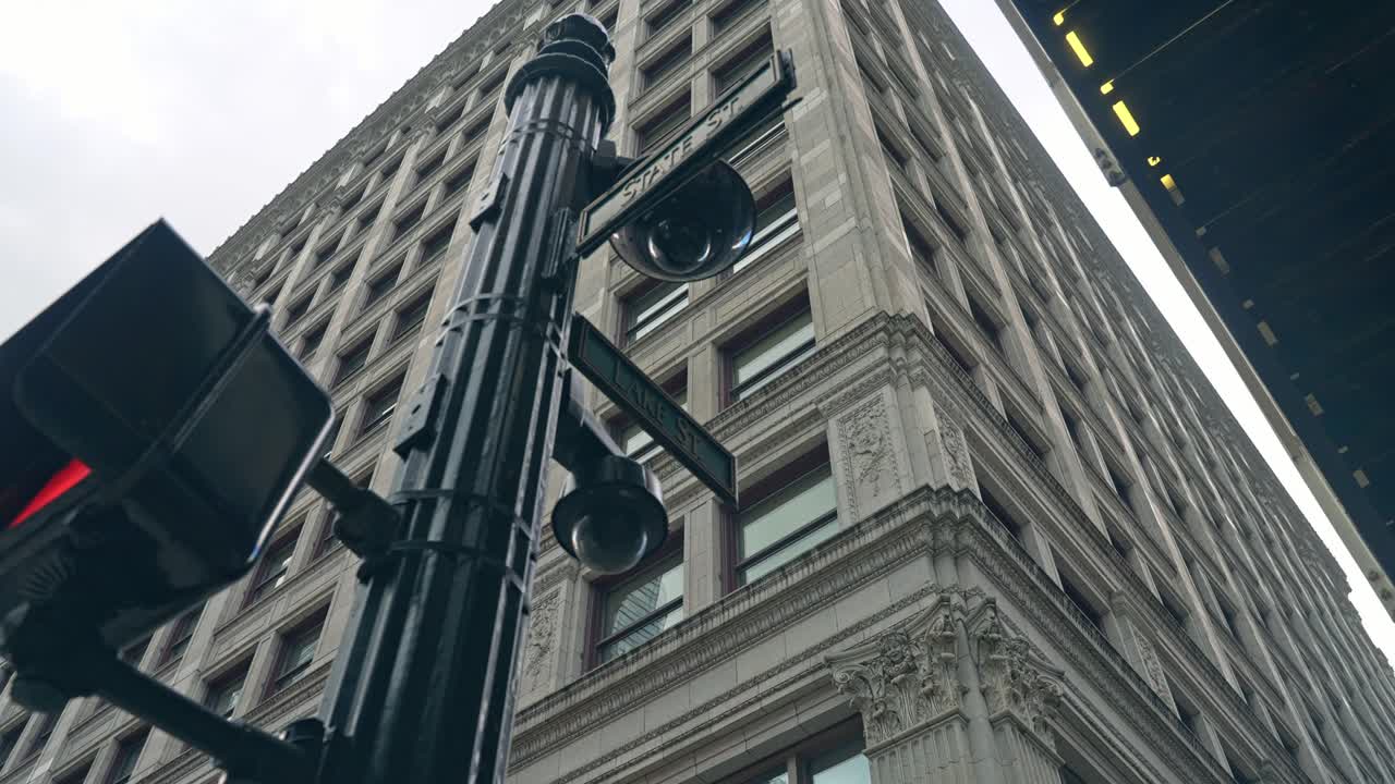 거리 표지판과 역사적인 건물로 장식된 램프 포스트를 중심으로 위쪽으로 회전하는 각도