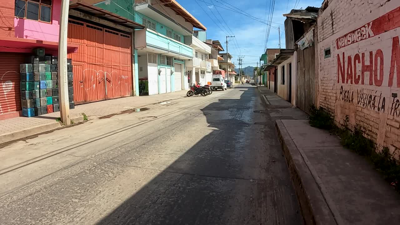 Paseando por una calle tranquila y vacía en un pueblo mexicano. Zacatlán de las Manzanas, México
