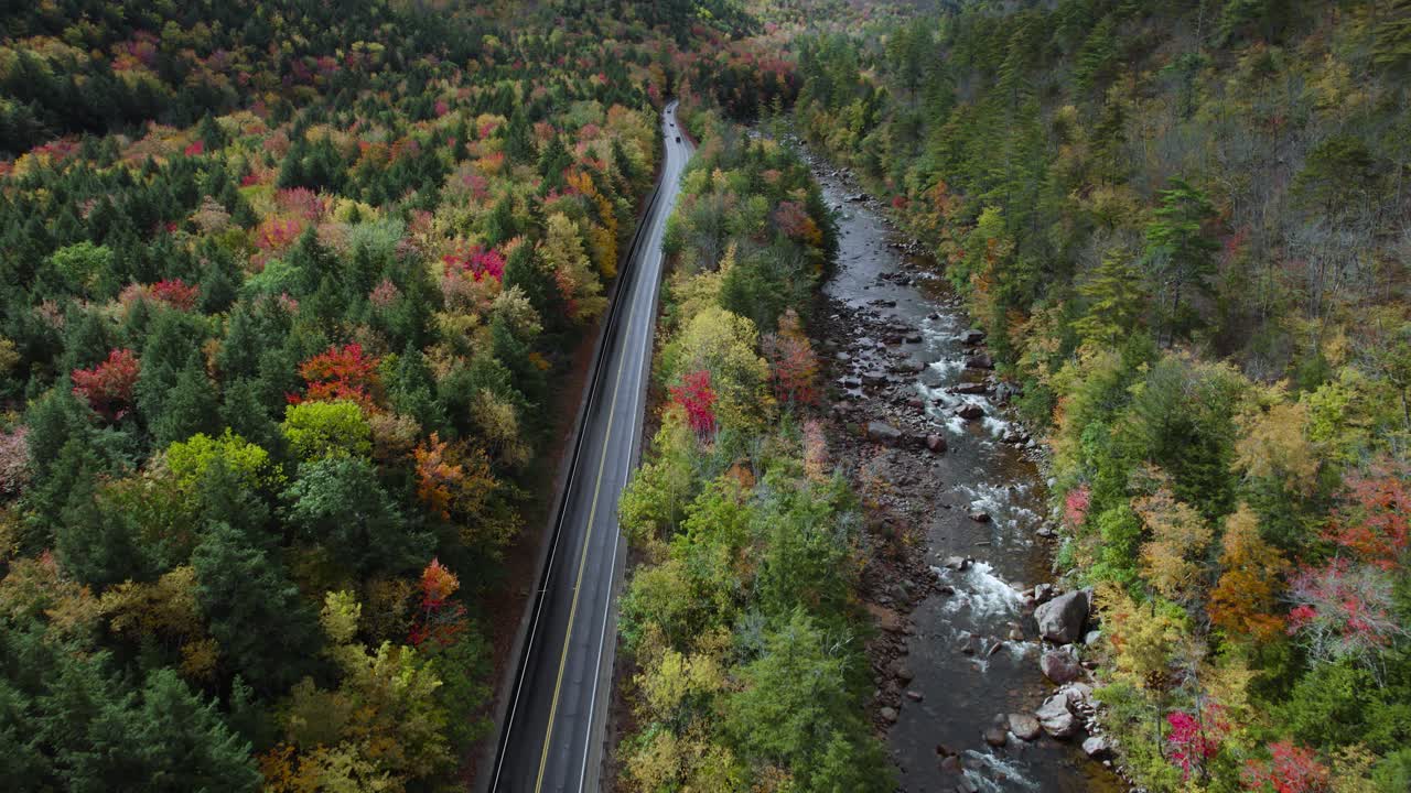 vista aérea de la carretera de kancamagus cerca del río rocoso durante el colorido otoño