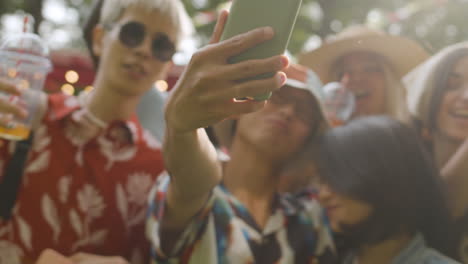 Amigos-En-Un-Festival-De-Música-Al-Aire-Libre