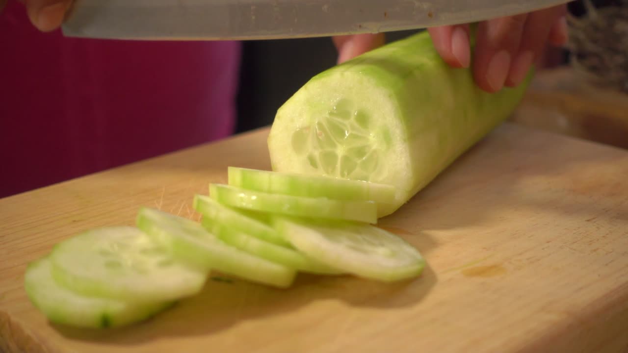 rodajas de pepino en una tabla de cortar