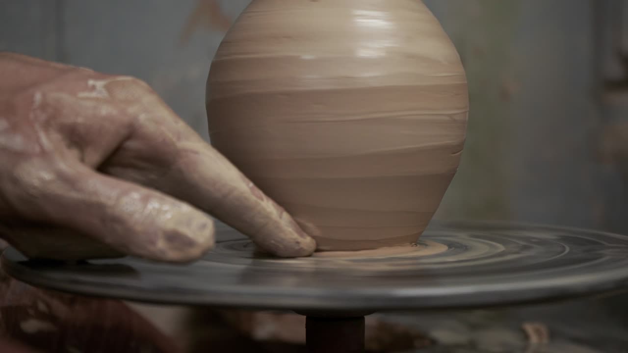 도자기는 진으로 잔을 만든다. 도자기는 도자기 바에 잔을 만들었다.