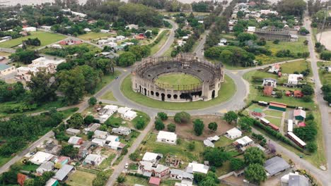 Vista-Aérea-Del-Río-De-La-Plata-Y-Anfiteatro-Abandonado,-Colonia-Del-Sacramento,-Uruguay