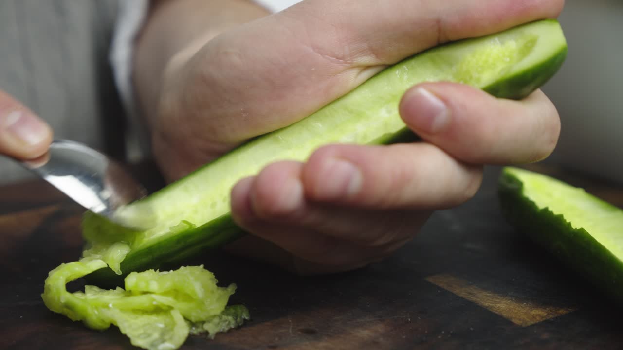 금속 스푼으로 오이 과육 제거