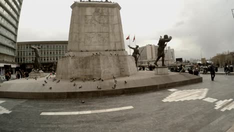 plaza de ataturk día nublado palomas capital de la turquía ankara
