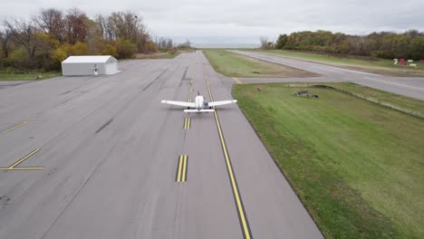 vista de un pequeño avión que avanza en un pequeño aeropuerto en put in bay, ohio