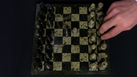 juego de ajedrez en un tablero de ajedres de mármol verde