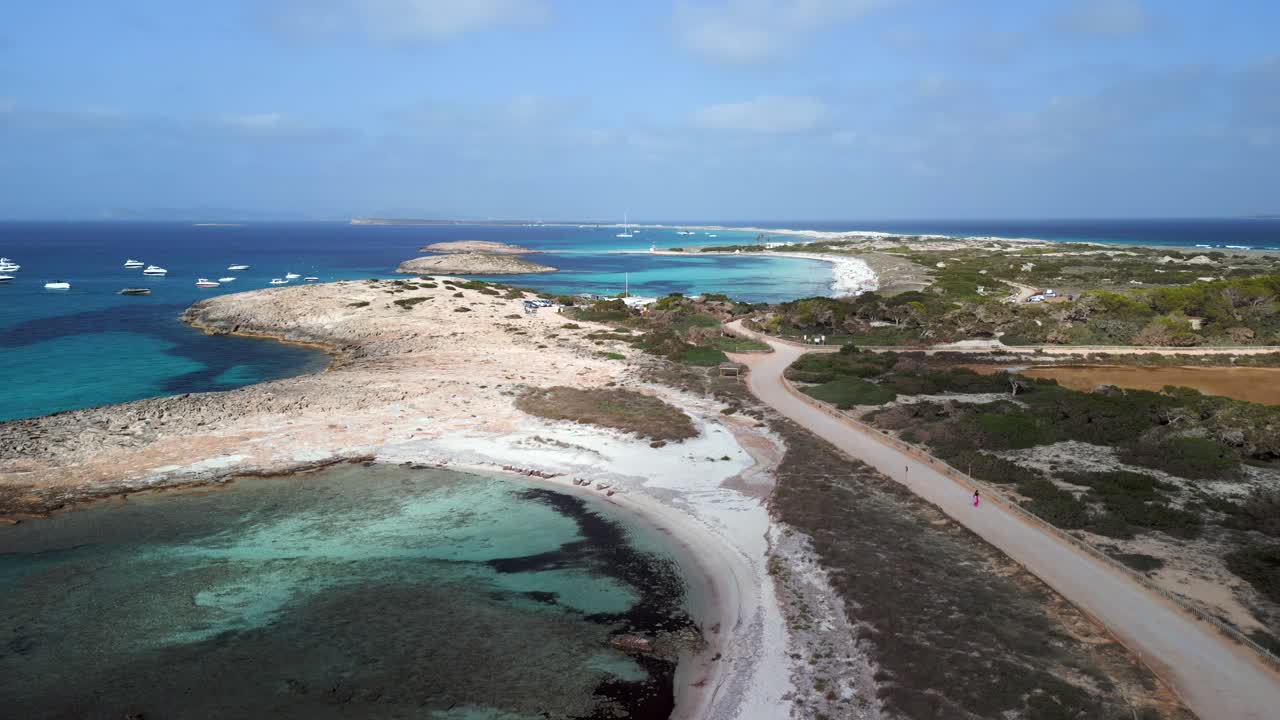 sombra de nubes, playa de aguas turquesas