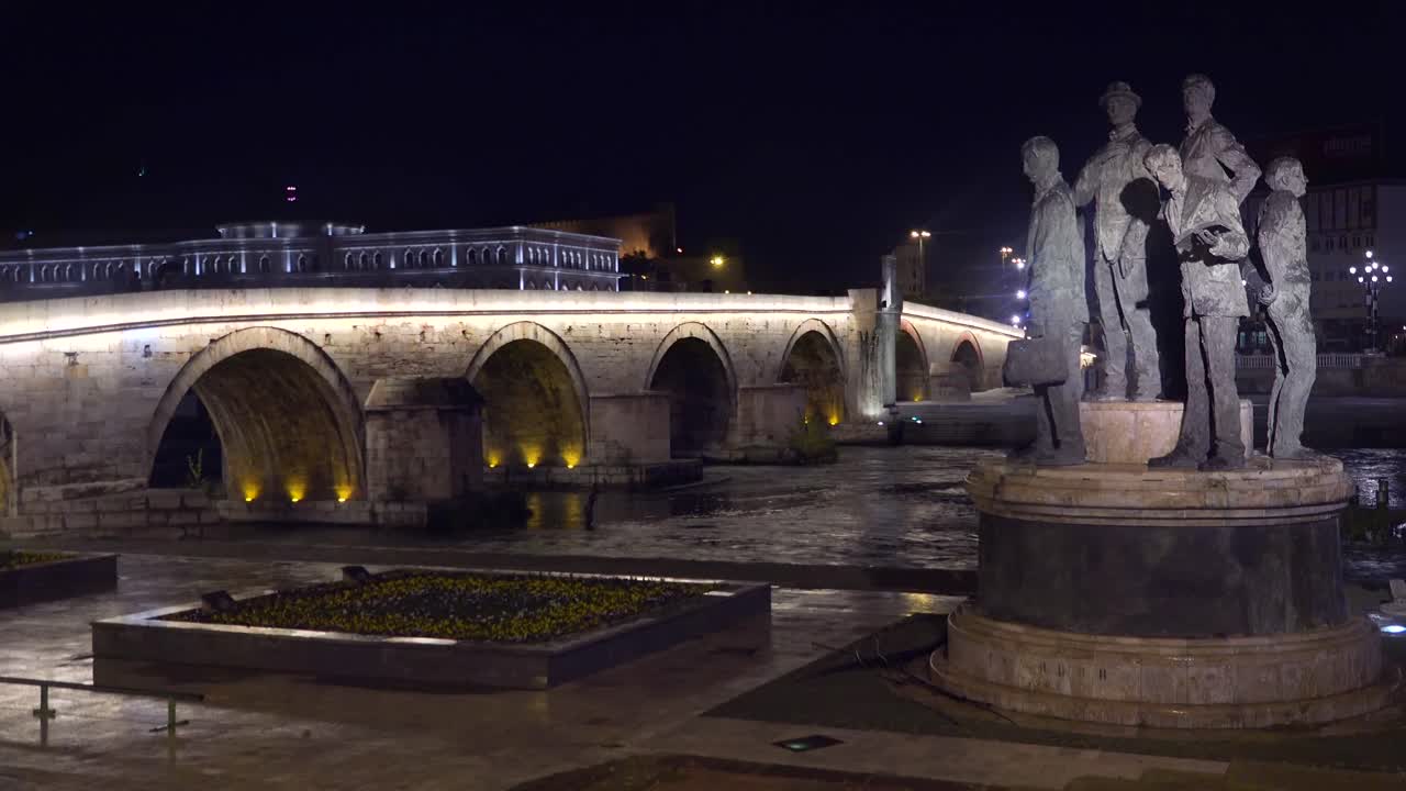 스코페 마케도니아 2의 밤 스카이라인을 지배하는 화려한 소비에트 스타일 동상