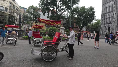 pedestrians and cyclos near a historic cathedral