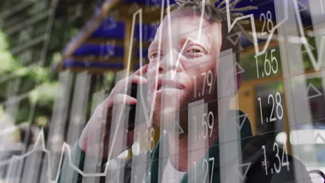 animación del procesamiento de datos sobre un hombre albino afroamericano que usa un teléfono inteligente