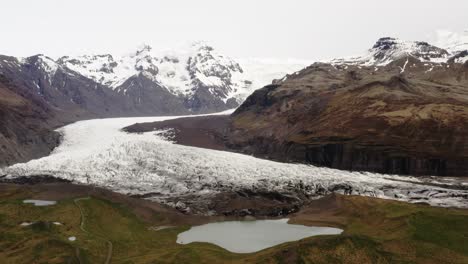 imágenes aéreas de drones descendentes del glaciar en islandia cambio climático 4k