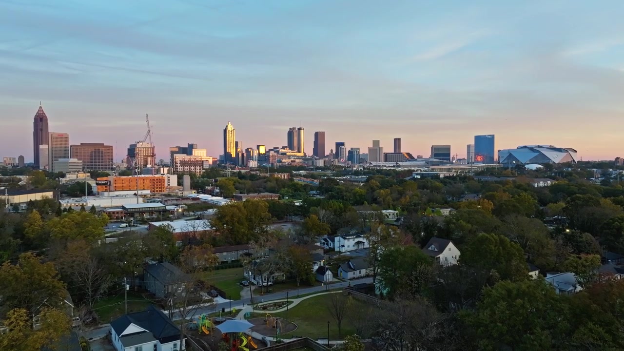 Vista su Midtown Atlanta al tramonto nello Stato della Georgia, USA. Ripresa aerea con drone