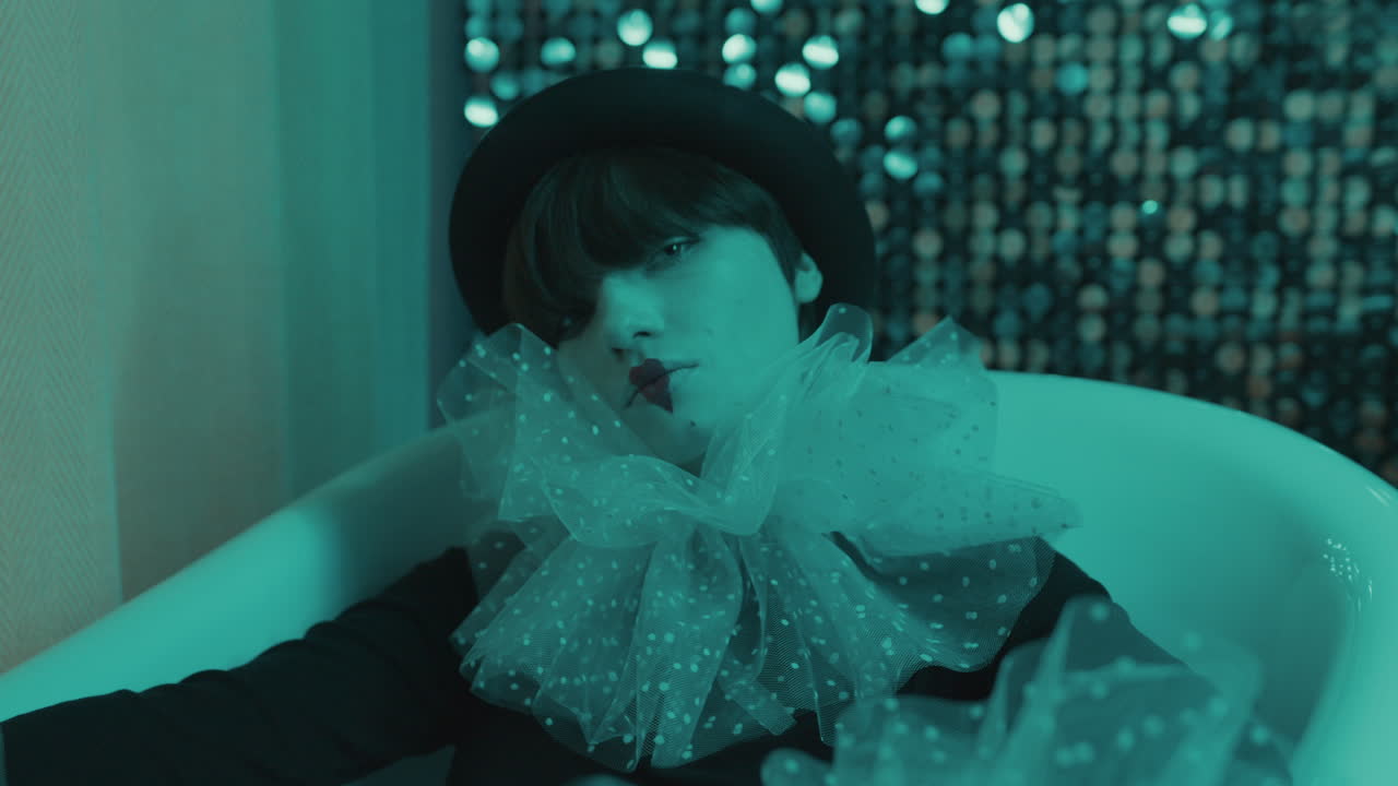 카메라가 욕조에 있는 젊은 여자를 확대합니다.