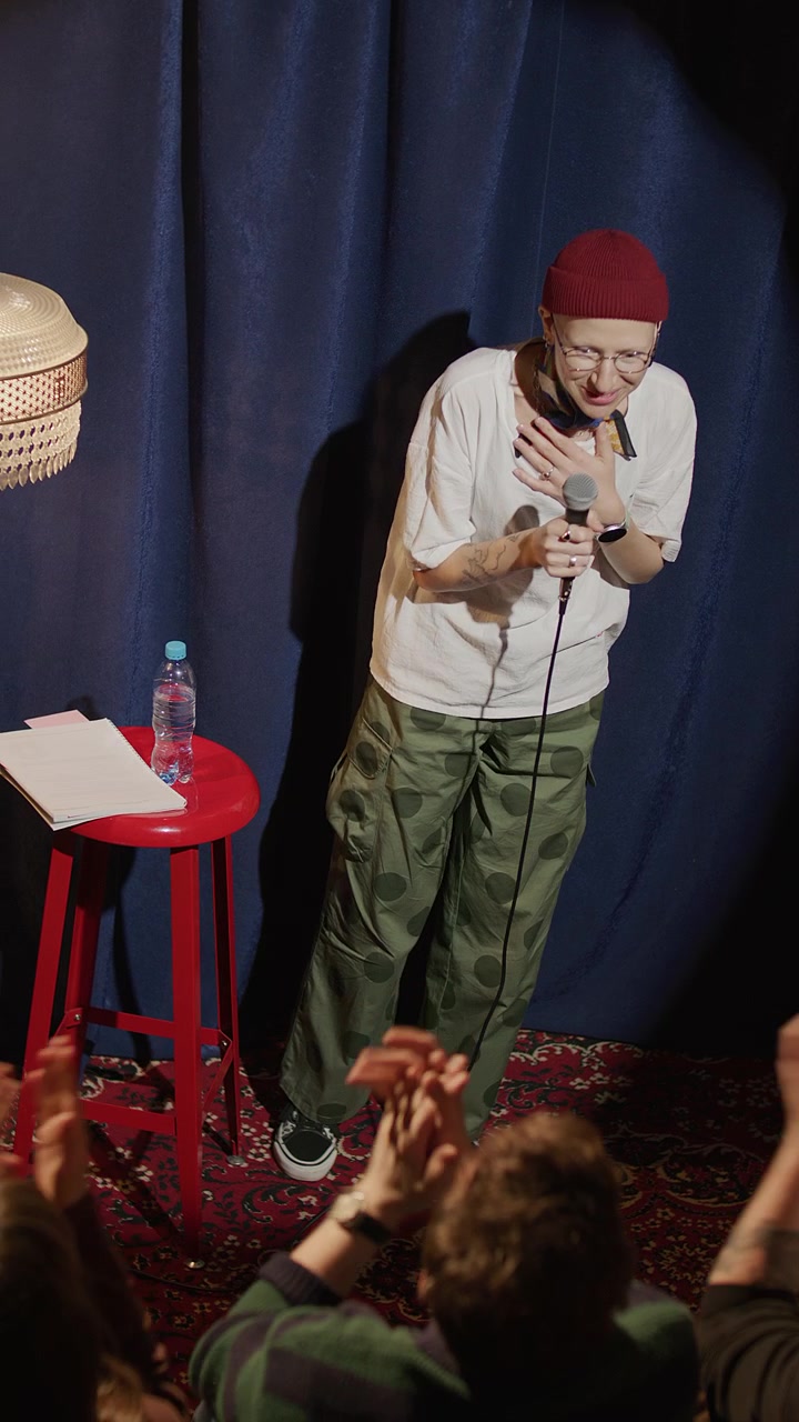 Komedian Wanita Menerima Tepuk Tangan Penonton Selama Monolog Stand-up