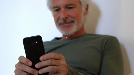 animación de la red de conexiones con iconos sobre el hombre caucásico usando un teléfono inteligente