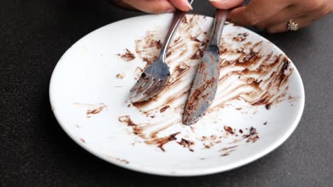 plato vacío con salsa de chocolate y utensilios
