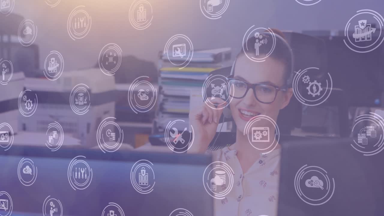 animación de una red de iconos digitales sobre una mujer de negocios usando auriculares de teléfono en la oficina