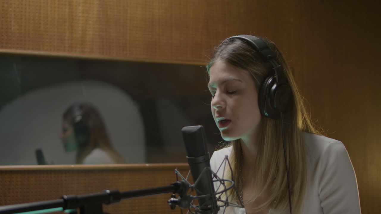 음악 스튜디오에서 일하는 아름다운 여성 가수