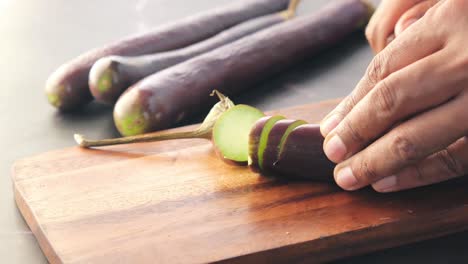 slicing eggplant