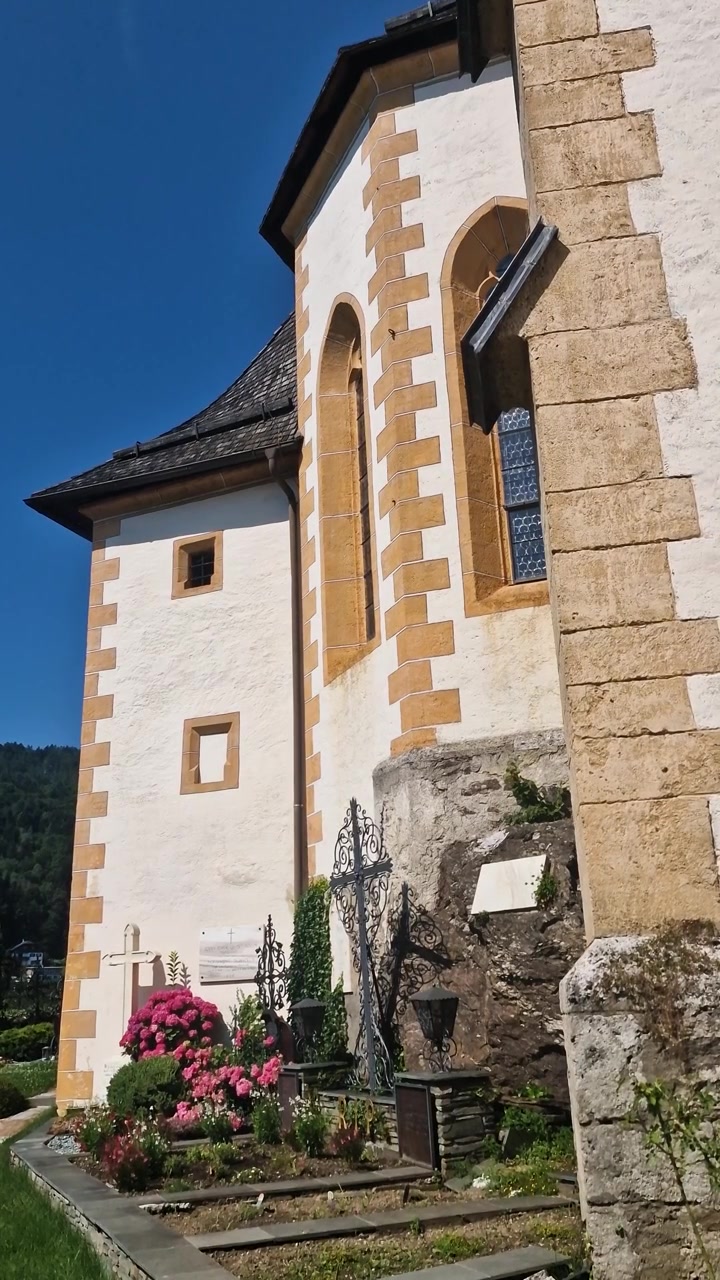Vista verticale, facciata di chiesa cattolica, punto di riferimento del villaggio di Maria Wörth sul lago Wörthersee, Austria