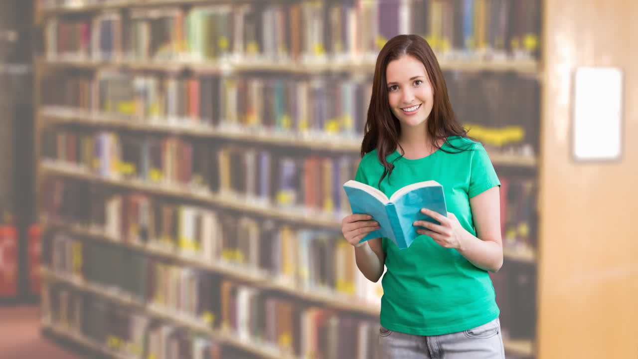Animazione del testo 'settimana del libro' su studentessa caucasica che tiene un libro in biblioteca