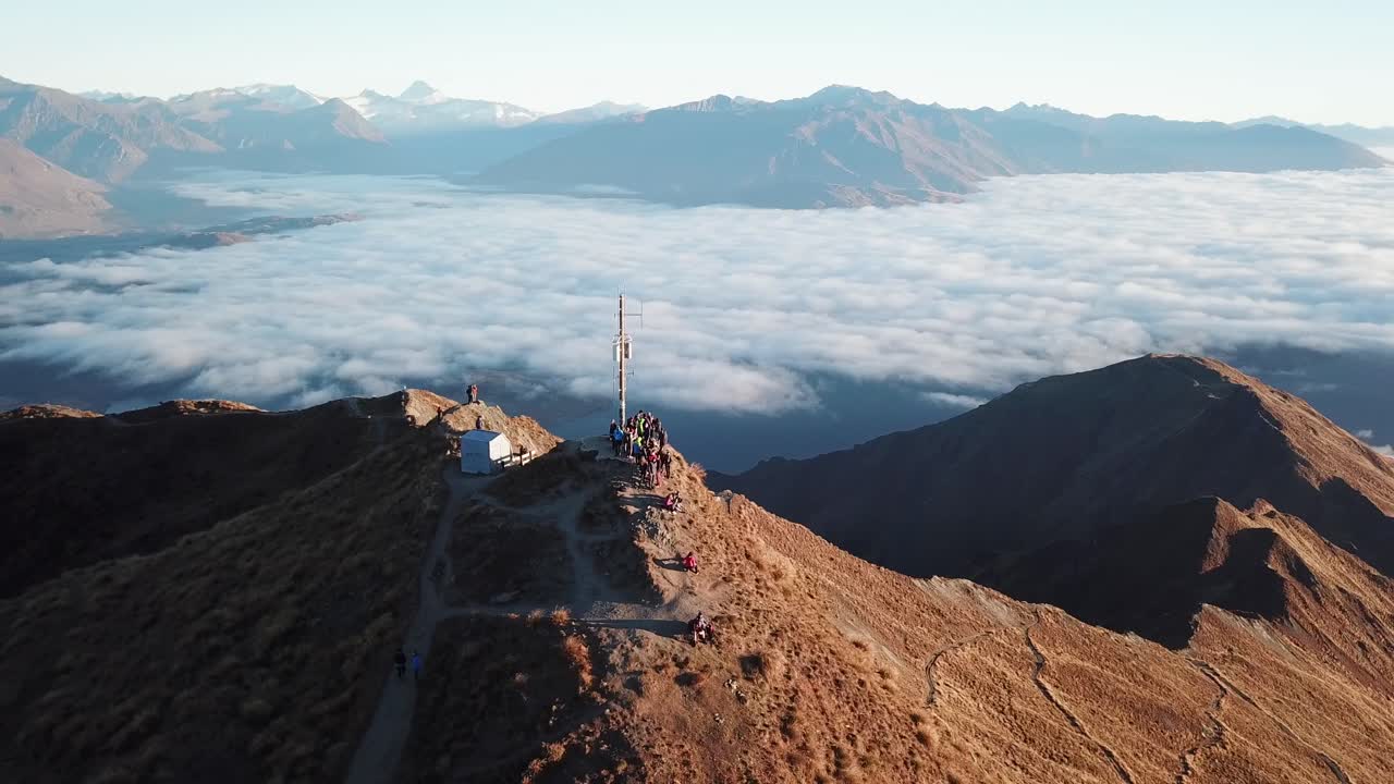 una vista de drone de la montaña en la mañana nublada