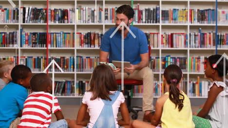 Animación-De-Flechas-Hacia-Arriba,-Profesores-Varones-Diversos-Haciendo-Preguntas-Y-Estudiantes-Levantando-La-Mano-En-La-Escuela