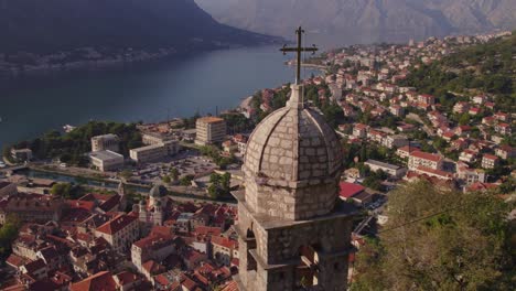 Campanario-De-La-Iglesia-De-Nuestra-Señora-Remedio-Con-Santa-Cruz,-Kotor-En-Segundo-Plano