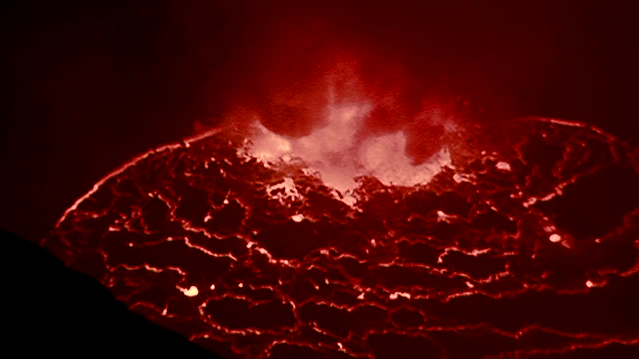 el espectacular volcán nyiragongo entra en erupción por la noche en la república democrática del congo 3