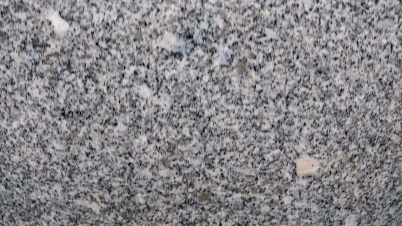 piedra húmeda girando verticalmente en el fondo