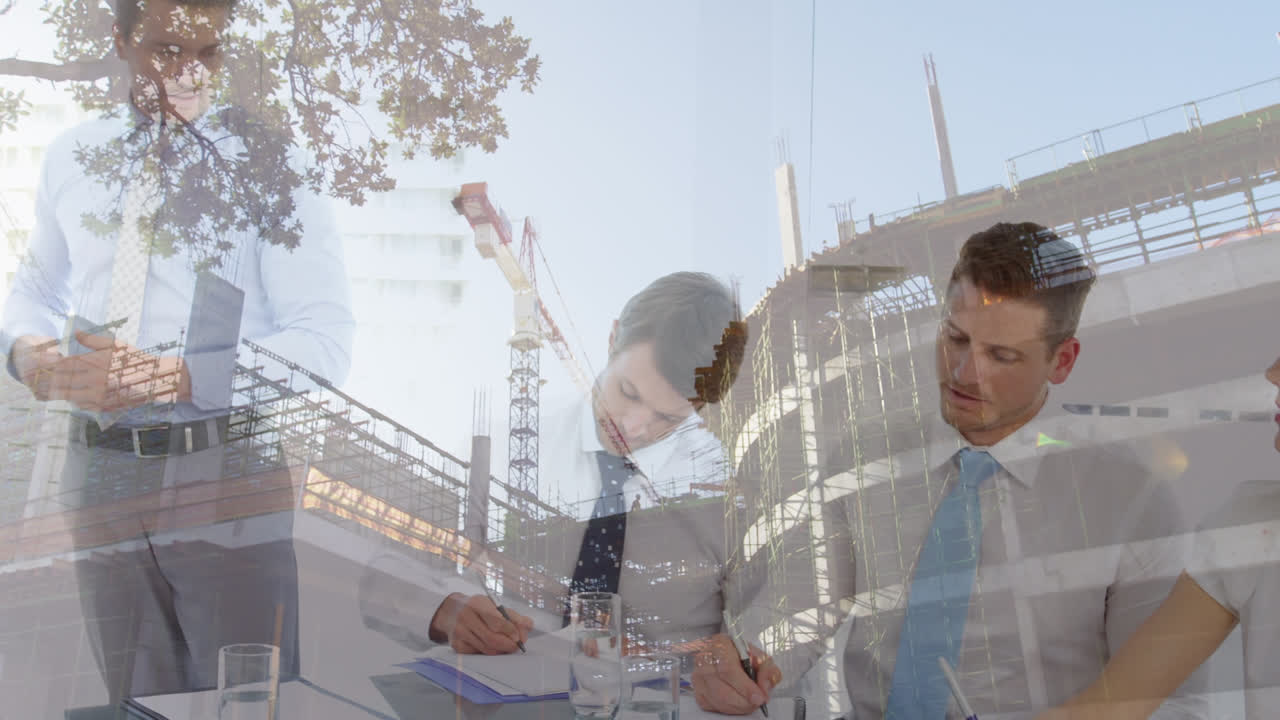 animación de un sitio de construcción sobre un grupo de ingenieros caucásicos