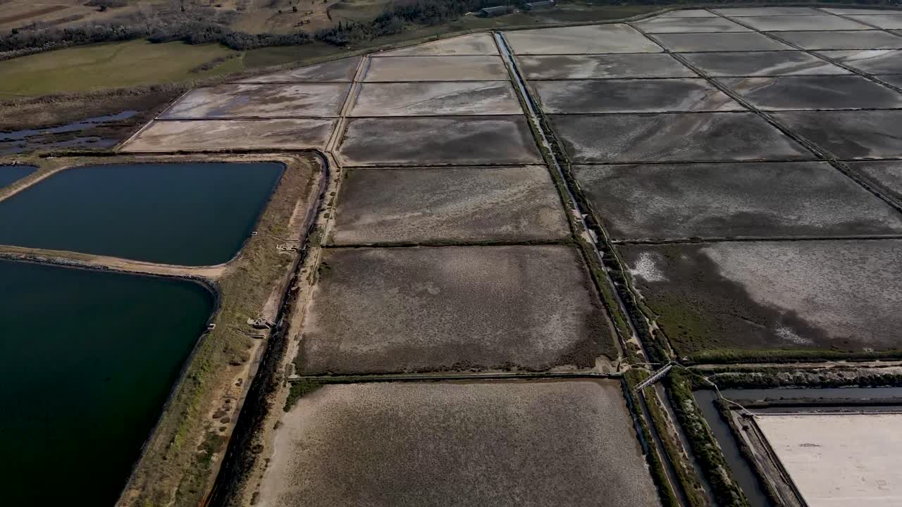 닌 타운의 크로아티아 소금밭 옆에서 천천히 가까운 드론 비행